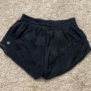 Lululemon Hotty Hot Shorts sizs 4